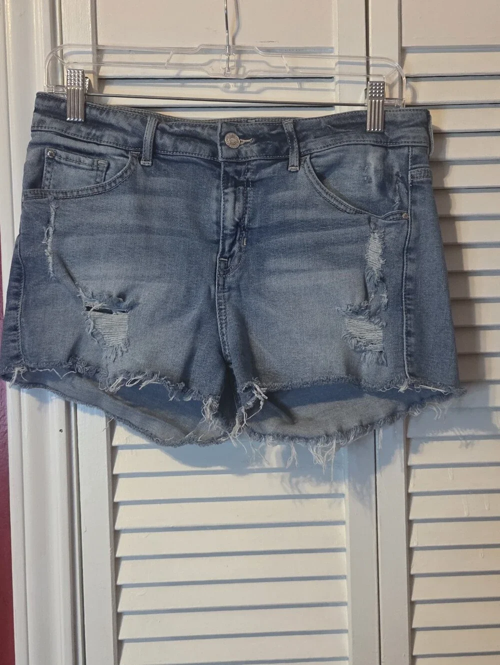 MINT CONDITION!! GUESS Distressed Denim Cut Off Shorts Size 30 Light Wash w/Logo